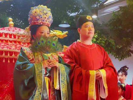 #汉婚 昨天被子里的八抬大轿十里红妆刷屏,那就给大家分享凤冠霞帔,男红女绿吧 主持:@锦锦小肥脸 妆造:@况小野 我😂婚服:@重回汉唐汉服 #传统婚礼