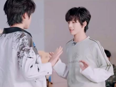 #lmp#王橹杰#穆祉丞 穆祉丞帮王橹杰说话,太宠了