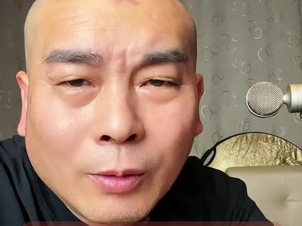 大黑哥的视频太上头啦 大黑哥 这六类人逃不掉 我一个快50岁的老男人都上头了。大黑哥的“姐姐”叫得让多少姐姐魂魄出窍。他的风格至少戳中六类人,我被打中了。只要你没刷走,估计你就是这六类人之一。刷着开心的、被痞帅氛围感撩到的、向往前呼后拥的、做实体店感同身受的、玩音频爱唱歌的、研究抖音爆款的。大黑哥没用声卡,纯原声出镜就火遍全网。声卡不是火的关键,人设和风格才是。你属于哪一类?评论区对号入座。
#大黑哥 #人设即王道 #声卡 #抖音爆款 #手机声卡
