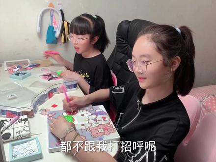 晴宝和姐姐贴钻石画,妈妈直呼有密集恐惧症,还说之间有九个代沟
