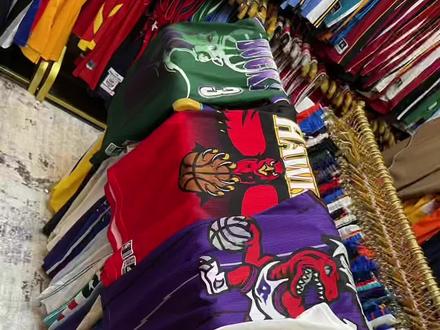 字母哥跟杜兰特谁的脚比较大#杜兰特#字母哥 #nba #亲穿亲签
