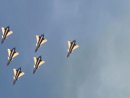 中国八一表演队—-6 架歼10
中国空军厉害👍
#迪拜航空展