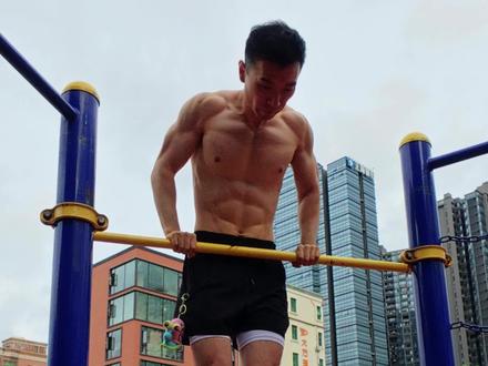 引体向上上拉时应该呼气还是吸气?
在引体向上动作中,正确的呼吸方式是:
1. 上拉时呼气:当你在克服重力,将身体向上拉起(向心收缩阶段)时,呼气。
2. 下放时吸气:当你有控制地、缓慢地将身体下放回起始位置(离心收缩阶段)时,吸气。
这遵循了力量训练中一个普遍有效的呼吸原则:
发力(克服阻力/向心收缩)时呼气:呼气有助于你收紧核心肌群(腹部和下背部),为身体提供稳定性和力量传递的基础。呼气时腹内压增加,能稳定你的躯干和脊柱,让你在拉起的瞬间更有力量,动作更稳定。同时,呼气本身也提供了一种自然的发力节奏。
放松/还原(阻力减小/离心收缩)时吸气:在下放身体的过程中,虽然肌肉仍在工作(控制下落速度),但相对上拉来说,你是在“承受”重力而不是主动克服它。这时吸气,可以为下一次上拉动作补充氧气。
重要提示和常见错误:
避免憋气:这是最常见的错误。虽然憋气(瓦氏呼吸)有时在极限重量训练中用于瞬间稳定核心,但对于常规次数和组数的引体向上(尤其是对初学者或非极限重量),持续憋气会导致血压急剧升高,增加头晕、恶心甚至血管损伤(如眼睛或脑血管)的风险。保持呼吸顺畅至关重要。
掌握正确的呼吸模式不仅能让你在引体向上中表现得更好、拉起更多次数,更重要的是能有效稳定核心、保护脊柱、预防受伤,并确保训练过程的安全和高效。现在就开始有意识地调整呼吸,你会发现动作质量明显提升!
视频中组间休息90~120秒#引体向上 #双力臂 #背部训练 #健身干货 #精神氮泵