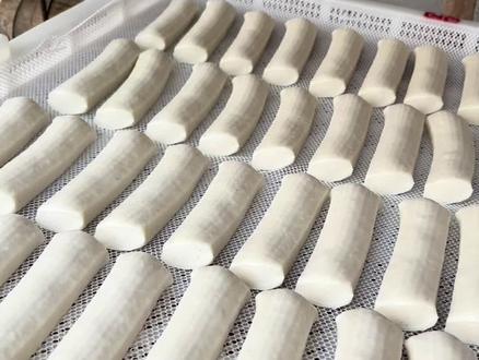 桑年糕,一直是绍兴人入冬必备的仪式。小时候,总爱跟着外婆去现场,小朋友们四处嬉闹,大人们则悄悄煨上几块年糕。那焦香酥脆的滋味,至今仍像是刻在味蕾上的、最初关于幸福的记忆。年糕一出,便知道——年,就要来了。
如今长大,爸爸妈妈开始自己选米、浸米,亲手完成这项入冬的仪式。我们也会尽量参与,与其说是帮忙,不如说是寻回。寻一份热闹,寻一份童年,也许是所谓的基因觉醒,在一代又一代人的手中循环往复,成为我们与时光重逢的暗号。#绍兴 #年糕 #年味 #传统手艺