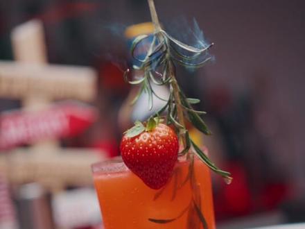 手把手教你还原解构装饰蜜瓜highball+草莓圣诞鸡尾酒 想让你的威士忌Highball,不止好喝还要好看?
今天教你用澄清蜜瓜汁还原一杯清新的highball鸡尾酒,还有一款草莓圣诞特调。
草莓圣诞鸡尾酒配方与制作:
2 盎司 (60 ml) 威士忌
3 颗 新鲜草莓(去蒂)
3/4 盎司 (22.5 ml) 新鲜柠檬汁
1/2 盎司 (15 ml) 单糖浆 (Simple Syrup)
1 支 新鲜迷迭香 (Rosemary)
约 1.5 盎司 (45 ml) 苏打水 (Club Soda)
装饰:迷迭香小枝、草莓薄片
1️⃣解构蜜瓜Highball 🍈 (清新Pro版) 这杯真的美到我!视频里教了超详细的“澄清蜜瓜汁”做法 (用了果胶酶哦),在家也能做出Pro级透明口感!再用蜜瓜片和冰块叠出“解构”造型,颜值拉满! ✨ 耀澄的轻盈花香,把蜜瓜的甜衬得巨高级。
2️⃣解构柠檬Highball 🍋 (经典升级) 经典Highball的“高颜值”版!用柠檬片叠出造型,视觉超清爽。 ✨ 耀澄自带的“香草甜”完美中和了柠檬的尖酸,口感超顺!
3️⃣草莓圣诞鸡尾酒 🍓🎄 (节日氛围组) 圣诞轰趴必备!光看颜色就爱了!草莓+迷迭香+耀澄的温暖酒体,这就是圣诞的味道啊! (详细配方见视频和下方👇)
#调酒 #鸡尾酒教学 #微醺时刻 #鸡尾酒 #调酒日记