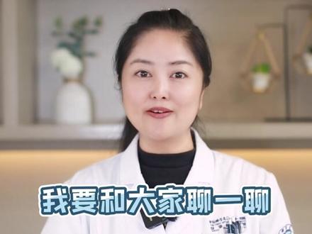 ⭕️玫瑰痤疮最容易发生在我们的面部,额头还有两边脸颊、鼻子、还有下颌这个地方一阵一阵的红,吃火锅、吹空调、喝咖啡就会发红,但是过一阵就好了。其实一般没有明显不舒服的感觉,最多因为发热会觉得痒,可能会有些丘疹和脓包
⭕️脂溢性皮炎也会红,但是这种红持续时间就比较久,而且会有明显的痒的感觉,就在眉毛周围、鼻子周围这些出油的地方,有的时候还会有脱皮,甚至结痂。如果你去对照玫瑰痤疮的诊断标准,遇到脸红十有八九都会给自己错误诊断
⭕️大家还是要通过正规医院面诊之后,根据医生建议指导下尝试!#医学科普 #皮肤管理