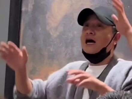 都是冲着少帅文章来八号院儿吃饭的,排队食客一眼望不到头,不得不说文章的人气指数丝毫不减当年!#文章八号院 #夏都小镇 #陕西风味餐厅 #文章马伊琍 #少帅文章