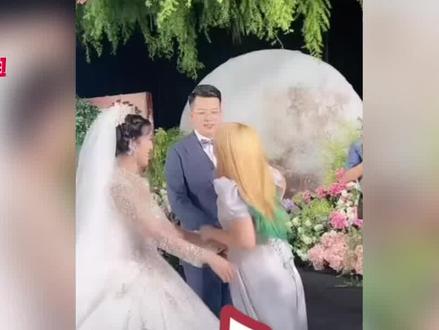 麦小登结婚现场牵手,却被世豪多次甩开,网友:难怪爸爸会不开心 #麦小登 #世豪 #麦小登结婚
