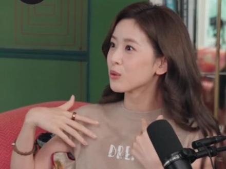 第一期《刘嘉玲说,60岁是她的黄金时代》 章泽天 个人播客「小天章」
第一期《刘嘉玲说,60岁是她的黄金时代》
完整版 1月13日下午2:00小红书、Q小宇宙App、
苹果播客 同步上线 敬请期待
.
#章泽天 #刘嘉玲 #小天章播客 #章泽天开播客 #小宇宙