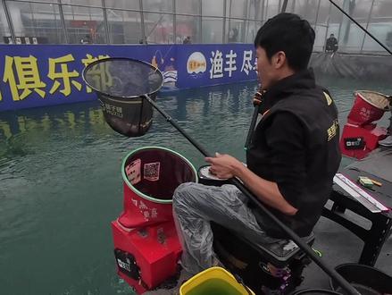 陪着爱钓黑坑的老公出门 当一名优秀的鱼童 这是什么档次#户外钓鱼 #垂钓 #原创视频 #热门 #第一视角