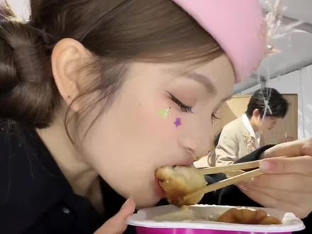 #龙浩天 #龙浩天瑶瑶 #投喂 #生煎包#吃的很开心 队长好体贴,拿生煎包过来投喂瑶瑶,瑶瑶吃得很开心,这也太甜了吧,看的我一脸姨母笑,太好嗑了,回到以前我嗑你们在一起的时候@龙浩天🐲(酉阳桃花源摆手堂直播) @龙浩天🐲(生活号) @瑶瑶小撑腰☀️