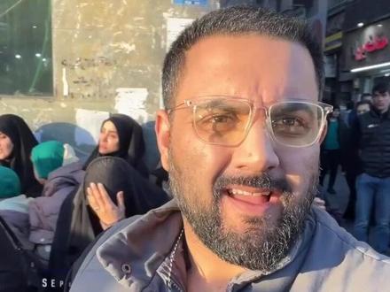 现场直击德黑兰:民众哀悼哈梅内伊 在#伊朗 国家媒体报道伊朗最高领袖阿亚图拉·阿里·哈梅内伊确认死亡后,数千人聚集在#德黑兰 革命广场中心进行哀悼。