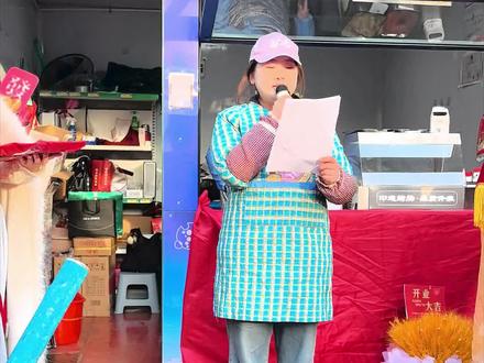 猴哥烤肠店正式营业了!#雪饼猴 #长春动植物公园#雪饼猴在东门开了个烤肠店