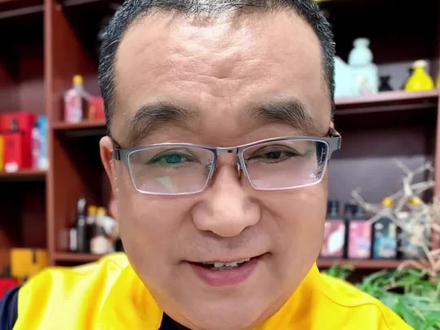 昨晚直播间,李亚鹏为遭黑粉攻击的董宇辉当场仗义执言!他首度公开背后真相:董宇辉曾为嫣然医院默默捐出巨款,两人此前却素不相识。为何他如此力挺?这场风波如何收尾?情义与担当,在这喧嚣时代依旧闪亮。
#董宇辉#朱厂长酒话#李亚鹏#董宇辉拥有暖评最多的评论区 #正能量 @董宇辉@李亚鹏