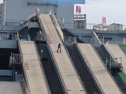 9月20日,2025-2026赛季国际雪联自由式滑雪空中技巧水池大奖赛(中国站)在国家体育总局秦皇岛训练基地打响,中国选手李天马摘得男子空中技巧银牌,赛后他表示对自己的发挥满意,希望在接下来的比赛中发挥出自己的水平,争取获得米兰冬奥会的“门票”。