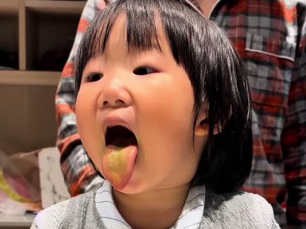 Merry X'mas~大草莓大蛋糕经过我的胃~ #萌娃养成记 #骗你生女儿 #爸爸的小棉袄 #人类幼崽的日常 #一只甜甜圏 @圈圈总的饲养员