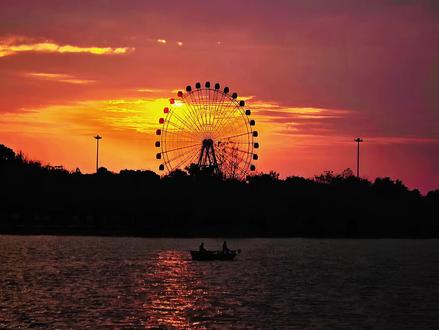 中融信托押中沐曦:2000万→3.4亿,浮盈17倍
沐曦股份上市首日高开568.83%,中一签浮盈近30万元
以今日盘中最高价805元计算,中融信托间接持有的44.86万股市值已飙升至3.41亿元 ,相比2022年投入的2000万元,账面浮盈17倍。
对中融兑付危机的影响
这笔"意外之喜"对仍处托管期的中融信托意义重大,若股价维持高位,将成为化解兑付压力的关键资产之一。不过需注意,所持股份为限售流通股,需等待锁定期后逐步解禁变现。#原创视频 #中融信托#投资#理财#交易