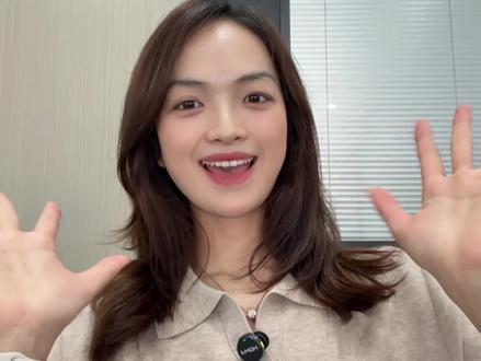 今年以来,北交所已经有 7 只新股上市,首日平均涨幅超过 300%。但与此同时,参与打新的人数,也从年初的 50 万户增长到 66 万户,竞争明显升温。
很多朋友听说过沪深新股申购,但对北交所打新可能还不够熟悉。它本质上,就是在新股发行日用全额现金申购,等上市首日卖出赚取差价的一个操作,看似简单,但背后的规则差异决定了玩法不同。
北交所 VS 沪深打新,四大核心差异
1.申购规则不同
北交所是按资金配售,投入资金越多,中签几率越大,大资金优势明显;沪深则是按市值配售,需要提前持有股票市值。
2.资金要求不同
北交所全额冻结申购资金,T+2日如果没有中签,资金才会退回;沪深申购则不冻结资金,只在中签后缴款。
3.门槛差异
北交所只需要现金,不看股票市值,对资金灵活度要求更高;沪深必须提前持有市值。
4.发行频率不同
沪深每年数百只新股,北交所数量较少,但单只收益弹性更大。
为什么北交所打新受到资金追捧?
在利率下行的大背景下,理财产品收益持续走低,稳健投资人想找到“低风险 + 高弹性”的机会越来越难。北交所打新因为波动小、收益高、规则清晰,逐渐成为不少稳健型大资金的补充选择。
如果把稳健投资比作一顶皇冠,北交所打新无疑是皇冠上那颗亮眼的宝石:
•规则固定,可提前规划资金占用
•风险可控,没有持股波动的长期不确定性
•收益弹性大,首日涨幅可观
不过需要注意的是,北交所打新的资金门槛和冻结周期,决定了它更适合资金量充足、闲置周期灵活的投资人。如果你正好具备这样的条件,这个策略值得纳入你的资产配置清单。
想参与北交所打新,第一步是开通交易权限。
低风险投资机会并不常有,关键在于你是否能在合适的时机、用合适的方式抓住它。
#北交所 #打新 #低风险投资 #涨知识 #财经