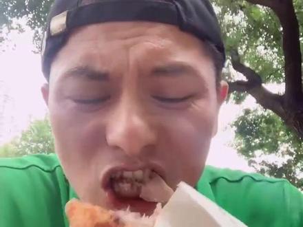 大腿上黑色的不是异物不是变质
而是鸡腿骨髓里的骨髓血流出来导致,鸡腿没问题可放心食用!#抖音美食推荐官 #抖音美食 #美食教程 #吃货 #记录真实生活