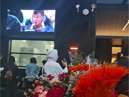 #明星 #热门 #文章#马伊琍 大明星文章的面馆在大虹桥徐泾开业啦,这几天特别火,下雨也都在打伞排队,面好不好吃不知道,但吃面能跟文章合影,有的排了三小时都没排上