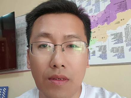 高考前家长如何调整心态 高考是考家长的,高考前如何调整心态对孩子也至关重要。高三的各位家长!高考这场仗,表面上考孩子,实际上是考的父母!你是不是也有这样的感觉?无论上班还是在家,一想到马上高考,心里就像揣了小兔子,又焦虑又迷茫?
咱们当爸妈的,18年含辛茹苦,好不容易把孩子托举到高考这个关键节点,总觉得“这是为孩子拼命的时刻”!送水送饭、默默陪读,总怕自己做得不够好,既担心孩子考不好,又害怕从此帮不上忙了。
甚至有的家长,哪怕平时和孩子关系再僵,高考前一个月也会自觉的老实起来,生怕影响孩子状态。
其实啊,这份焦虑里藏着三个方面”:一是怕孩子以后日常生活不需要你了的;二是害怕自己18年的养育呢,交不出完美答卷;三是对孩子即将独立的忐忑和失落。但咱们得明白,焦虑解决不了问题,反而可能让孩子更紧张!
给大家三个实用“心态调整法吧”:
1️⃣ 把焦虑转化为行动:别瞎想,列个“陪伴清单”!比如考虑每天吃什么,睡前聊点轻松话题,用心放在具体行动上来传递支持。
2️⃣ 给自己“松绑”:别把高考当终极审判!告诉自己“孩子的人生才刚刚开始”,咱们已经尽了全力,剩下的交给孩子。
3️⃣ 提前适应“分离感”:试着规划自己的生活,培养新爱好。孩子要走向远方,咱们也得把日子过得精彩!
记住,高考不是终点,而是孩子独立人生的起点。与其焦虑,不如把这段时光当作“爱的最后拥抱”,笑着送孩子去闯更广阔的天地!一起加油,做孩子最稳的大后方! 💪#高考心态调整 #高考家长 #莱芜一中 #莱芜凤城高中