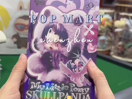 看到海报觉得一般🙄看到实物我觉得我好装逼😭这不得端盒也太好看了!!#拆盲盒 #泡泡玛特sp新品 #skullpabda #泡泡玛特sp #拆盒的快乐