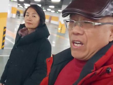 邯郸不火,天理难容 河北邯郸道历史文化街区的地下停车场,起码能停1000辆以上的车。刚才进来的时候看见说是4小时内免费,如果一会儿出去的时候真的是4小时以内免费,那么人家邯郸不火,天理难容。我跟你说,对于现代人来说,停车难,没法儿说。如果说问我最幸福的事是什么事,我最幸福的事儿就是在每一个地方都能找到这样的停车位。能够宽敞,不拥挤,停下车,然后去逛,最重要的还不花钱#河北邯郸 #旅行推荐官 #记录真实生活 @抖音小助手 @抖音热点 @抖音媒体内容优推官