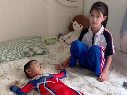 今天抓了个奥特曼挠痒痒。。#儿童视频 #奥特曼