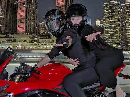 #万物皆可重庆落地签 #夜景机车街拍 小姐姐专程过来拍张馨予同款机车视频,是你喜欢的风格吗 #重庆落地签 #摩托车