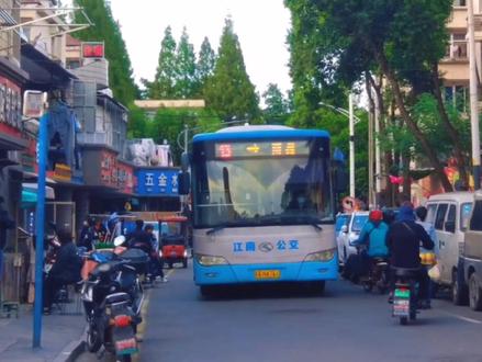 穿梭于街道小径的13路 #南京公交