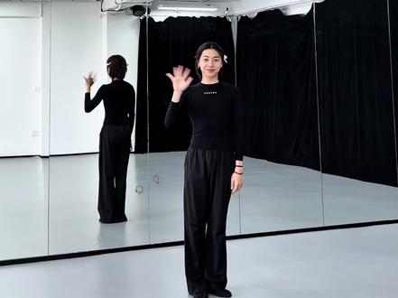 等你等你等你的一切!这个音乐真的好洗脑!《咏春》教程来啦大家学起来!!🕺🏼💃🏻
编舞:@阿莎莎. 老师在这!!#古典舞 #咏春 #背面演示 #别辜负眼前季节 #我来跳个原版咏春吧