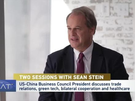 【一语中的|美中贸委会会长:中美是全球最具创新力的两个经济体】美中贸易全国委员会会长谭森近日在接受CGTN America采访时表示,中美关系的重要性不仅在于两国是全球最大的两个经济体,更在于它们同时也是最具创新力和活力的经济体。他指出,中国在药物研发领域的创新能力近年来快速提升,目前全球约37%的新分子药物由中国研发,而五年前这一比例仅为5%。谭森认为,生命科学等领域可能成为中美合作的重要空间,特别是在应对癌症、糖尿病等人类共同健康挑战方面。#一语中的