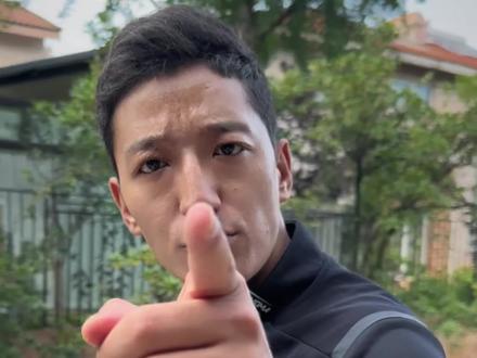 拳击实战到底怎么练? 练拳击其实就是把一件事扎扎实实地做到极致~不只是练技术技巧,更在磨自己的心性。
记住别去欺负弱者,要多向强者看齐。把动作重复千万遍,慢慢就形成肌肉记忆啦!
对了,练的时候一定要保护好自己哦 💪#拳击#格斗#教程#拳击训练
