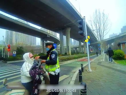 九旬老人外出迷路,交警暖心接力护送~