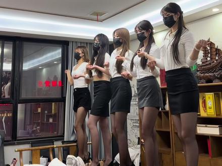 老板都看呆了#第三视角ootd #龙浩天走步舞 #办公室游戏 #御姐 #渭南女团