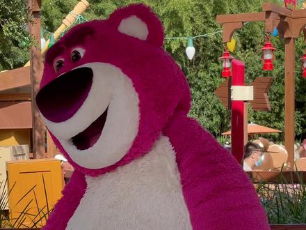 #草莓熊 #迪士尼 #上海迪士尼 人见人爱的反派——草莓熊