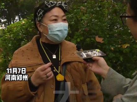 11月8日,河南郑州,50多岁女子被邯郸美容院老板推销2980元”明星卡“,结果到整形医院花费近4万!记者在整形医院内的一个办公桌上发现“对赌协议”,“7日内店家需输送10位,35岁到55岁的女性客户!”整形医院工作人员当场手撕协议!