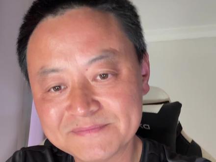 中文你说APP没问题,但英文里app不是念字母,是/æp/一口气读出来。我给出来了,三个例句,希望大家记在本上,有空就练习一下。
This app is helpful.
I use this app every day.
I use this app to study English.
#英语口语 #英语听力 #英语发音 #英语学习 #零基础英语