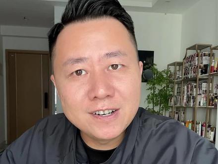 3 款不掉黄、妈见夸发色直接封神💇♀ 1⃣ 黑茶色
接近自然黑但自带光泽质感!
掉色只会慢慢褪成深棕
2⃣ 摩卡棕色
不偏红不挑皮,日常通勤
过年见家长都不会被念叨
3⃣ 蜜糖醇棕
带蜂蜜暖调的温柔棕!
素颜涂个口红就超显气色
#发色推荐 #不掉黄发色 #黑茶色 #摩卡棕色 #蜜糖醇棕
