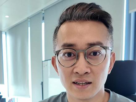 给大家录了个 OPPO Reno16 的抢先开箱——含“希”量为零的一集,委托jojo帮我录的,看来这次的 Reno16 还是很受年轻人的喜爱的,看着我也被种草了,大家想不想看看我的实况拼贴自拍?#ColorOS16 #opporeno16 #新机开箱 #科技数码 #办公日常