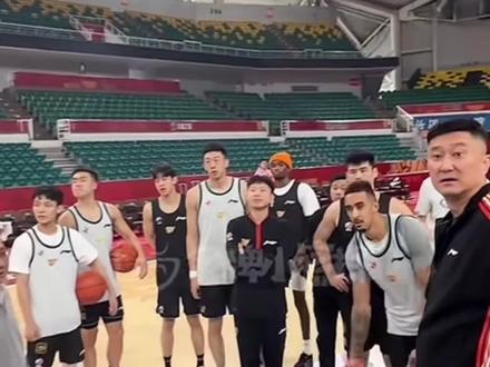 昔日广东首发在山西却无球可打,为什么杜锋敢说年轻球员要感谢他 #杜锋 #广东宏远 #dou来cba #cba联赛 #CBA评球大会