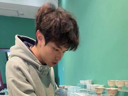 00后无臂少年持笔绘画,画出精美绝伦的陶瓷工艺品 #青年创作者成长计划 #人间观察计划 #画师