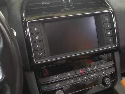 捷豹锋湃中控屏幕拆卸方法