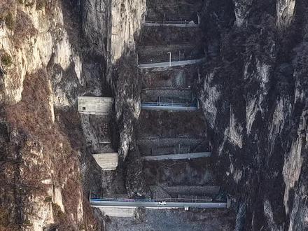 此生必驾,云台山叠彩洞。可免费自驾,连续180度急转弯,像是给大山系上了鞋带,新手一定慎行。免费自驾路线:郑州新乡方向-山西一斗水-上云台-夺火-横水(左转音乐公路,棋子山八戒像)右转进入黑猫沟大峡谷-红豆杉大峡谷-武家湾-进入河南新乡宝上路-薄壁,返程。全程免费,一路有山有水,是一条比较休闲的自驾路线。#云台山 #机位标签激励计划 ##太行山风景 #自驾游攻略 ##自驾游
