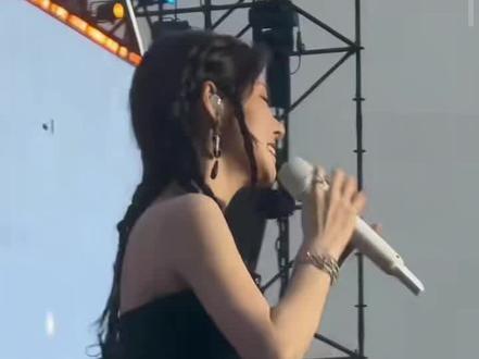 #张碧晨大眼音乐节#
正面回应,再次用实力证明了自己,爱她直面问题的态度,我们晨最不能被诋毁的就是实力,这次是高音F5命中率百分百的小in👍👍👍在歌手舞台上她唱了全场最难的一首歌,她说了“要把现在的自己唱给你们听”,或许是太兴奋,又或是太紧张,导致她发挥不好,一点小瑕疵被黑粉无限放大,因为一次舞台否定了她这些年的巨大进步和努力,更否定了她的实力,但我永远不会跟黑子白费口舌,因为晨会用一次又一次的舞台堵住他们的嘴