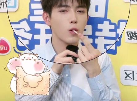 我和帅哥阿瑟的共同点找到了!奶油沾手上抹开就等于没有了~#陈飞宇#李峋#点燃我温暖你#陈飞宇仓鼠式吃饼干教学