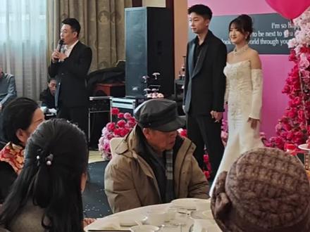 出杆很果断,待人很温和,见证世界冠军张泰艺完成订婚仪式。#张泰艺