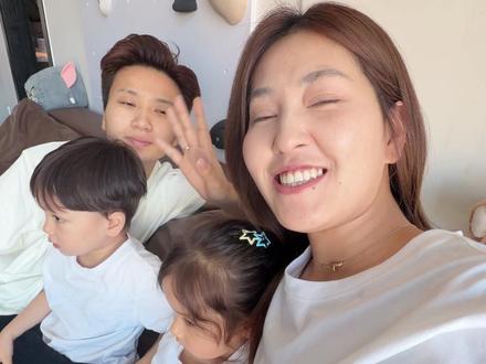 那就好好告个别吧
趁着咱们拍三岁生日全家福 在老房子里给你们留下一些永恒的记忆 爸爸妈妈长大后慢慢给你们讲述长小时候咱们在这个家的幸福时光~@H和Y的日常 #记录真实生活 #日常vlog