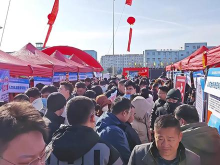 2月5日,临沂沂河新区2025年春风行动系列招聘会迎来第二场活动,现场人头攒动,气氛热烈。 #临沂 #沂河新区 #招聘#春风行动