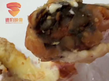 女子购买鸡腿面包,吃到一半发现鸡腿是黑色的。店家回复:正常现象,黑色的是血水#鸡腿面包 #你怎么看 #黑色 @抖音小助手